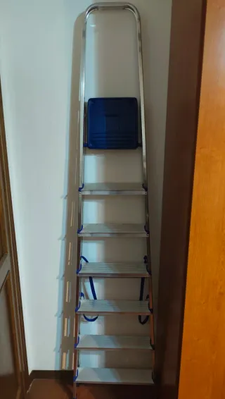 Scala in alluminio con pedana blu