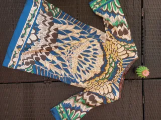 Vestido satinado estampado plumas