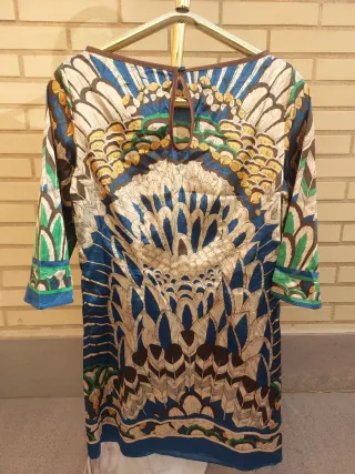 Vestido satinado estampado plumas