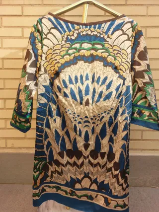 Vestido satinado estampado plumas