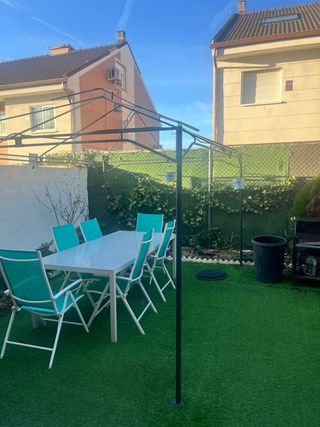 Mesa y 6 Sillas de Jardín, la mesa es de vidrio