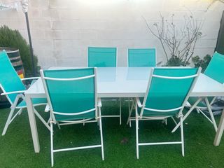 Mesa y 6 Sillas de Jardín, la mesa es de vidrio