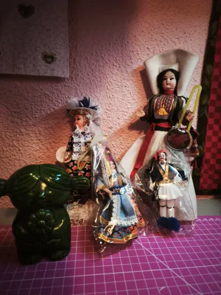 Lotto di bambole regionali vintage + figura in ceramica