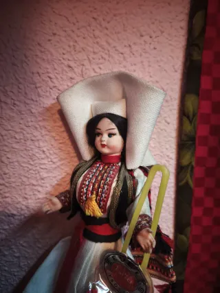 Lotto di bambole regionali vintage + figura in ceramica