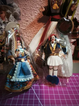 Lotto di bambole regionali vintage + figura in ceramica