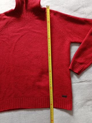 Jersey de punto rojo con cuello alto