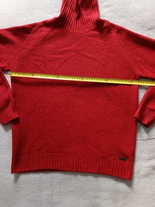 Jersey de punto rojo con cuello alto