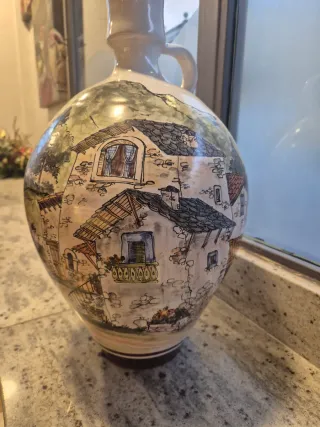 Jarro de cerámica pintado a mano