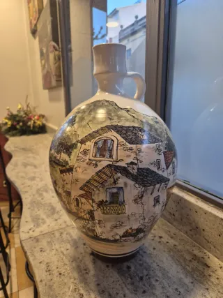 Jarro de cerámica pintado a mano