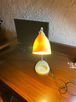 Lámpara de escritorio juvenil beige