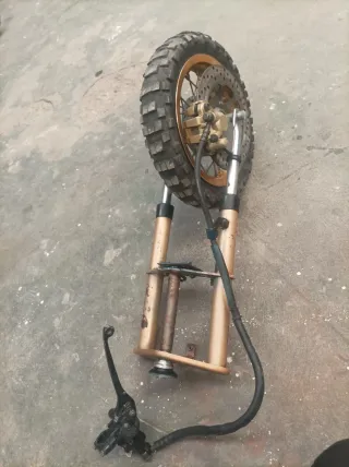 Horquilla y rueda moto custom dorada