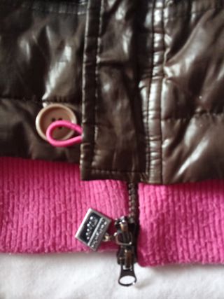 Cazadora acolchada marrón y rosa