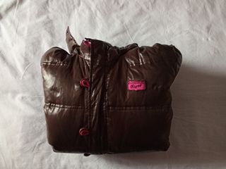 Cazadora acolchada marrón y rosa
