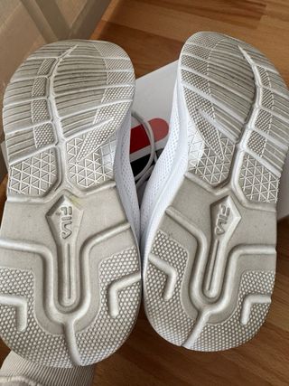 Zapatillas Fila Blancas y Grises T39