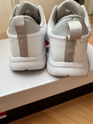 Zapatillas Fila Blancas y Grises T39