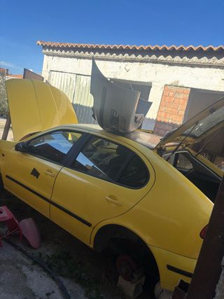 Coche amarillo para piezas