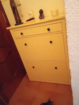 Zapatero amarillo de madera