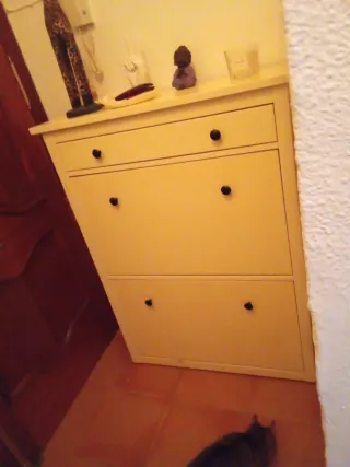 Zapatero amarillo de madera