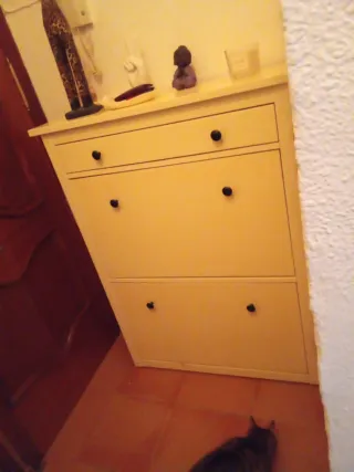 Zapatero amarillo de madera