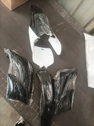 Carcasas Moto Blanca y Negra