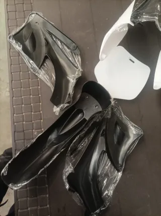 Carcasas Moto Blanca y Negra