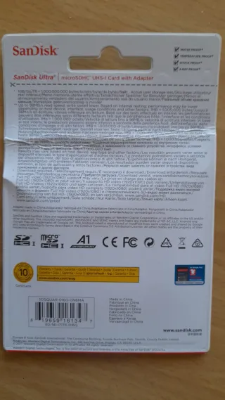 Due schede di memoria SanDisk da 64 gb e 16 gb