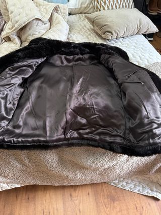 Abrigo pelo sintético negro y rojo