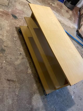 Mesa baja para TV con ruedas