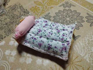 Cama apta para o muñecas de tamaño parecido