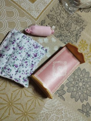 Cama apta para o muñecas de tamaño parecido