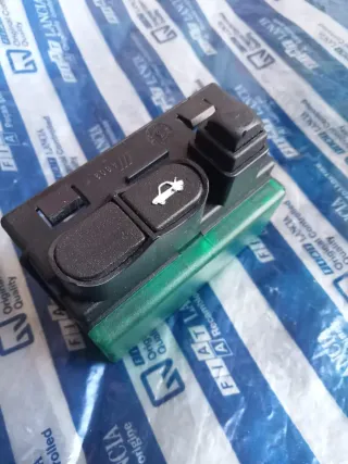 Lancia Delta HPE luz y botón del maletero