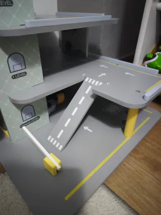 Garaje de juguete de madera