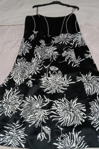 Vestido estampado floral negro y blanco.SIN MARCA