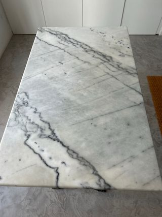 Tavolo in marmo bianco e metallo