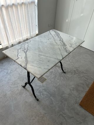 Tavolo in marmo bianco e metallo