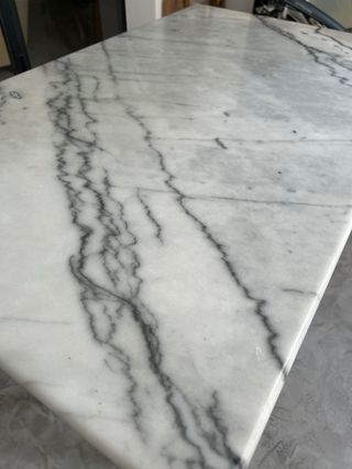 Tavolo in marmo bianco e metallo