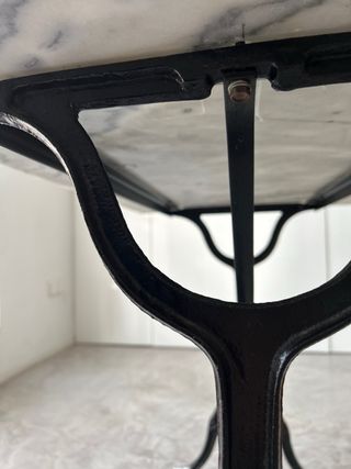 Tavolo in marmo bianco e metallo