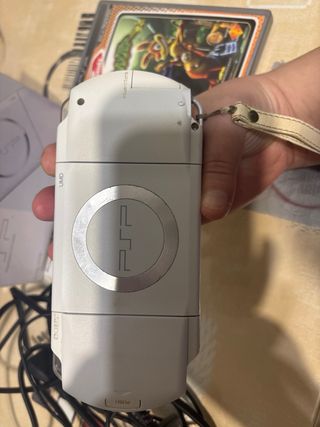 PSP 3000 Blanca con Caja, Cargador y Juego