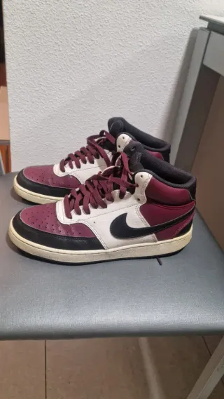 Zapatillas Nike Court Vision Mid en color Granate