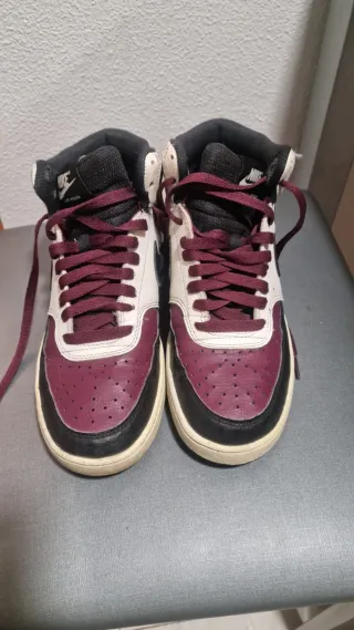 Zapatillas Nike Court Vision Mid en color Granate