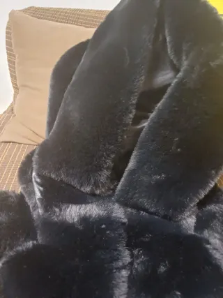 Gilet ecopelliccia nero con cappuccio