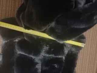 Gilet ecopelliccia nero con cappuccio