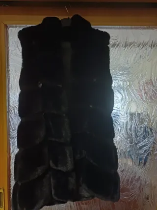 Gilet ecopelliccia nero con cappuccio