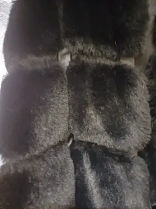 Gilet ecopelliccia nero con cappuccio