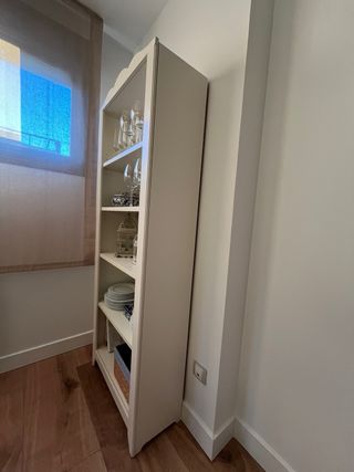 Estantería de madera con moldura.