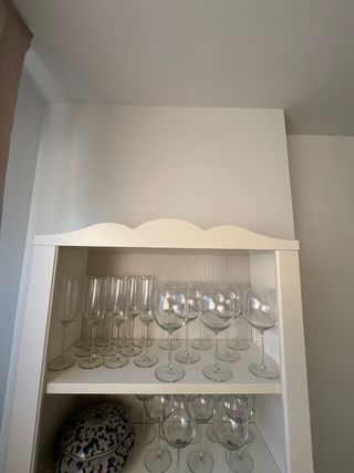 Estantería de madera con moldura.