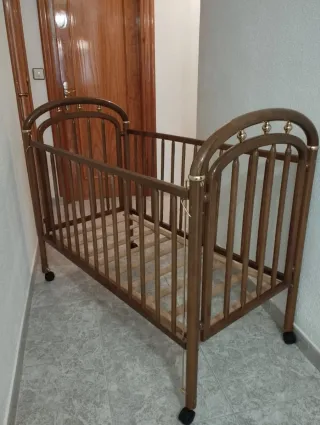 Cuna de madera con ruedas
