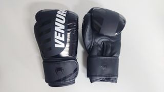 Pack Boxeo: Guantes Venum, Casco y Vendas