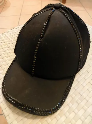 Cappellino nero con perle