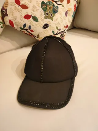 Cappellino nero con perle